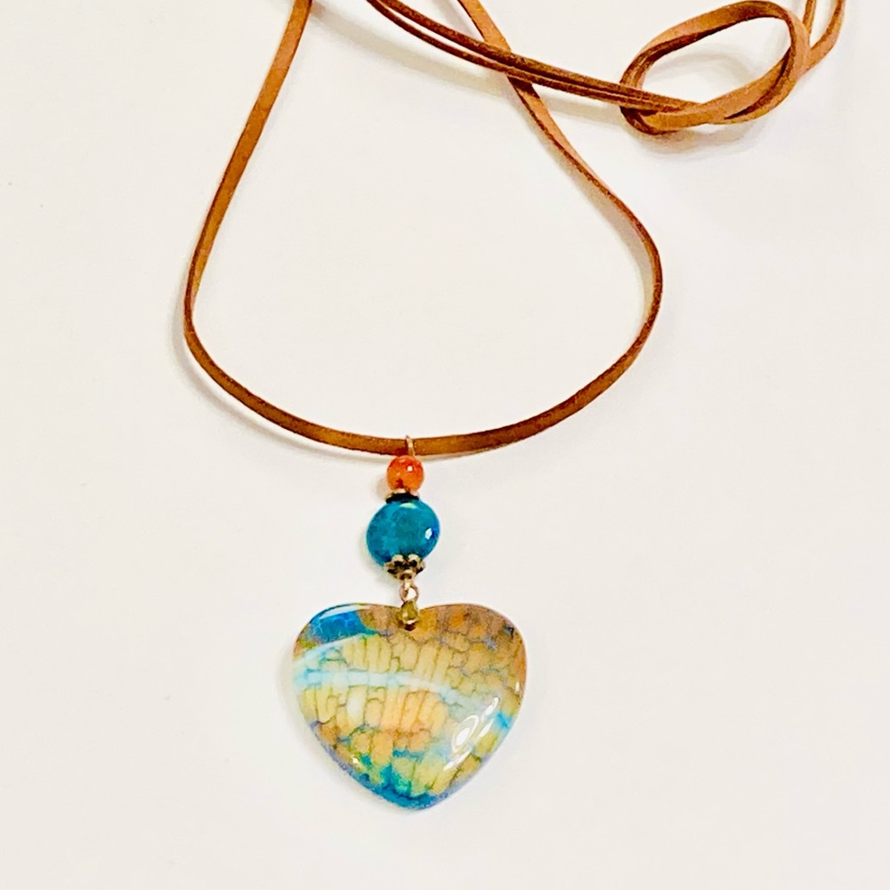 HAPPINESS & HEALING Heart-shaped Agate Necklace